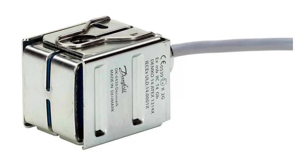 Magnetspule von Danfoss in metallischer Ausführung, mit einer Anschlussleitung. Das Produkt ist kompakt und eignet sich für industrielle Anwendungen.